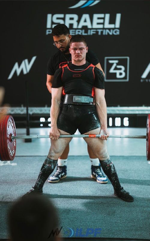 תמונה של מתאמן מרים משקולת כבדה